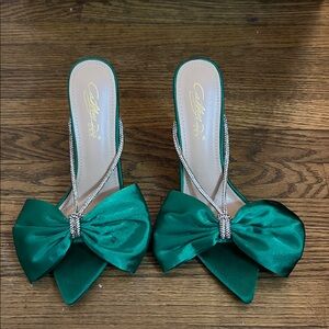 Elegant Green Satin Bow Heels